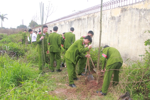 Các liên chi đoàn trong Học viện CSND đã đồng loạt ra quân tổ chức trồng cây hưởng ứng phong trào trồng cây do Học viện và Đoàn Thanh niên phát động.
